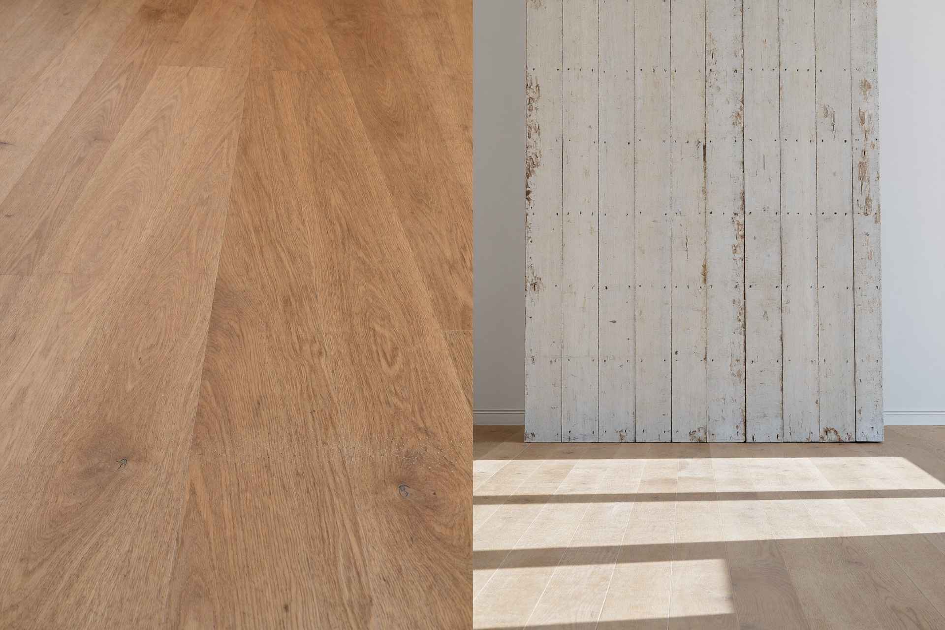 Frisch geschliffenes Eichenparkett neben altem vergrautem Holz — Parkettsanierung von Bruderer Wohnen