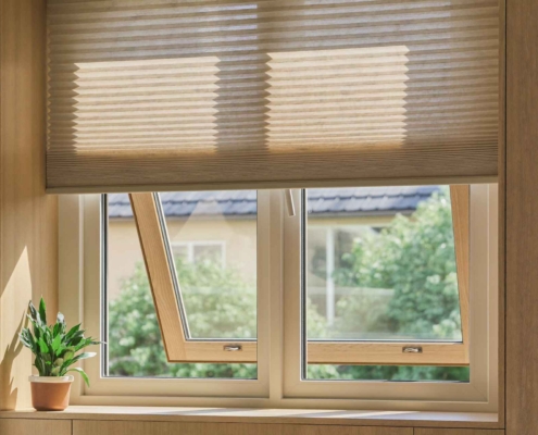 Plissee am Wohnzimmerfenster halb geschlossen — Sonnenschutz nach Mass von Bruderer Wohnen, Bodenseeregion