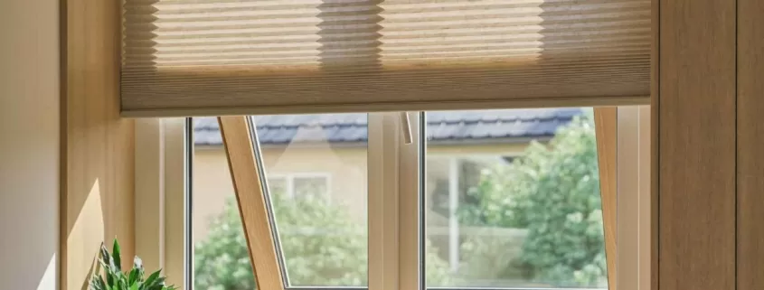 Plissee am Wohnzimmerfenster halb geschlossen — Sonnenschutz nach Mass von Bruderer Wohnen, Bodenseeregion